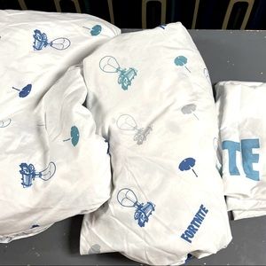 Queen size Fortnite Battle Bus Sheet Set - like new